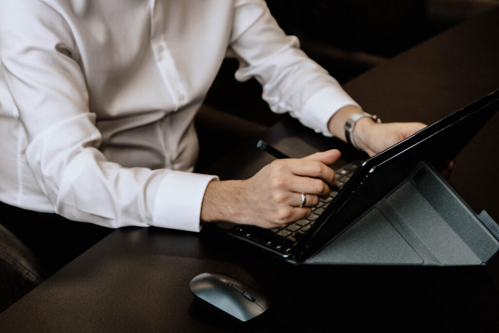 Steuerberater Kemal Yilmaz bei der Erstellung eines neuen Steuerkonzepts